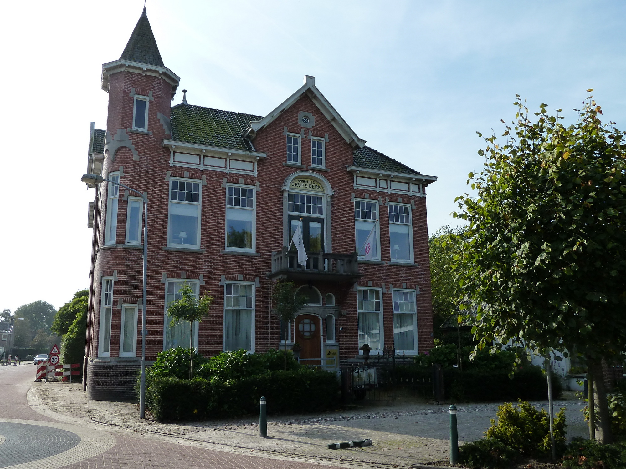 Het oude gemeentehuis van Grijpskerk uit 1913 (hoek Molenstraat-Jonkerslaan) werd gebouwd ter vervanging van een ouder gemeentehuis uit 1887 aan overkant van de straat (hoek Herestraat-Jonkerslaan). Voor 1887 huurde de gemeente ruimte in het logement Hotel Vogelzang.